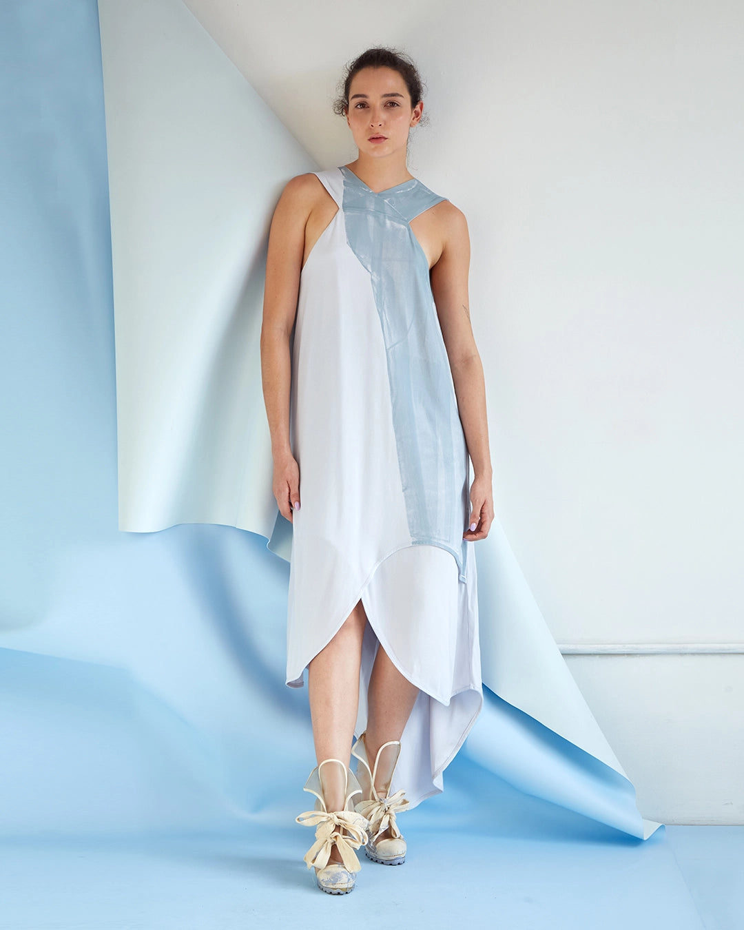 Vestido SAUCE largo en línea A con capas frontales y escote